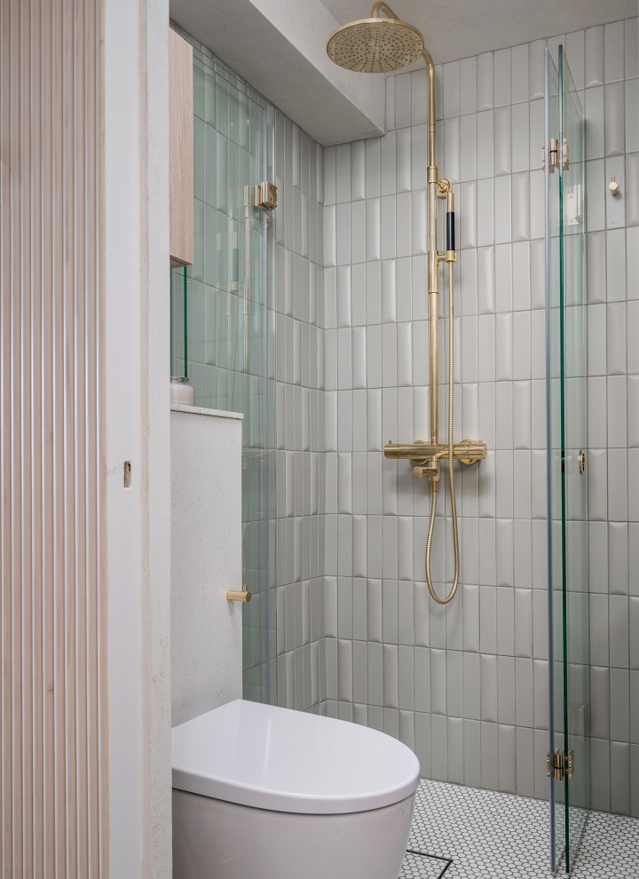 Imaginea de după a micii băi, cu un WC Geberit suspendat pe perete din seria de băi iCon (© Meja Hynynen). Imaginea de după a micii băi, cu un WC Geberit suspendat pe perete din seria de băi iCon (© Meja Hynynen).