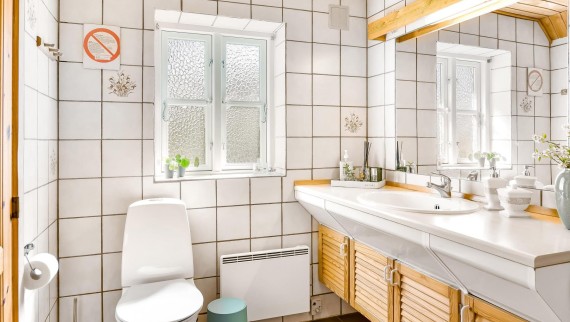Baie originală cu WC pe podea, gresie albă și mobilier de baie din lemn (© @triner2 și @strandparken3) Baie originală cu WC pe podea, gresie albă și mobilier de baie din lemn (© @triner2 și @strandparken3)