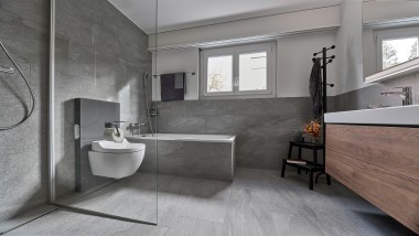 Poză amplă cu baia renovată Poză amplă cu baia renovată