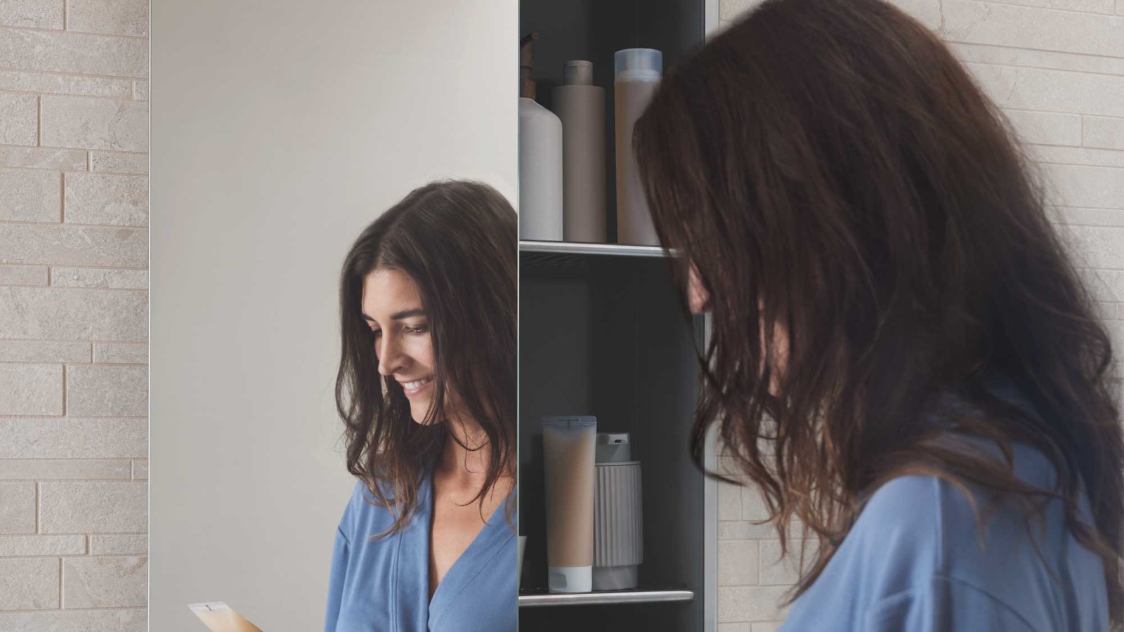 Cutia de nișă din seria pentru baie Geberit Acanto creează mai mult spațiu de depozitare în baie.