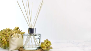 Bețișoare parfumate într-un borcan care conferă o aromă plăcută încăperii