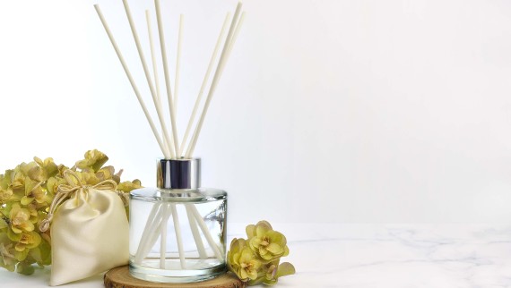 Bețișoare parfumate într-un borcan care conferă o aromă plăcută încăperii Bețișoare parfumate într-un borcan care conferă o aromă plăcută încăperii