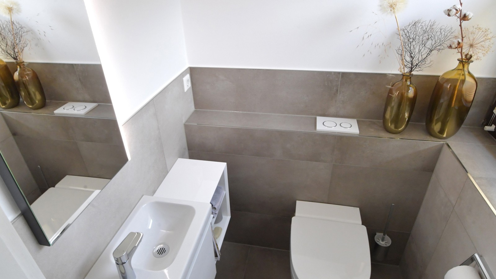 Baia verde de oaspeți din anii '80 înainte de renovare