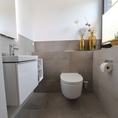 Imagine cu vasul wc cu funcție de bideu Geberit AquaClean Mera Classic și lavoar