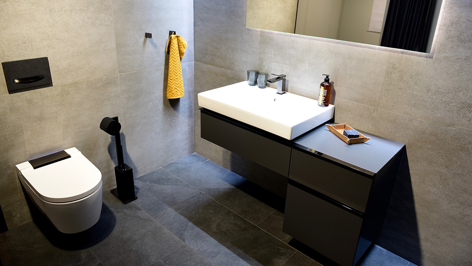 Aspect pur cu crom negru în baie Aspect pur cu crom negru în baie