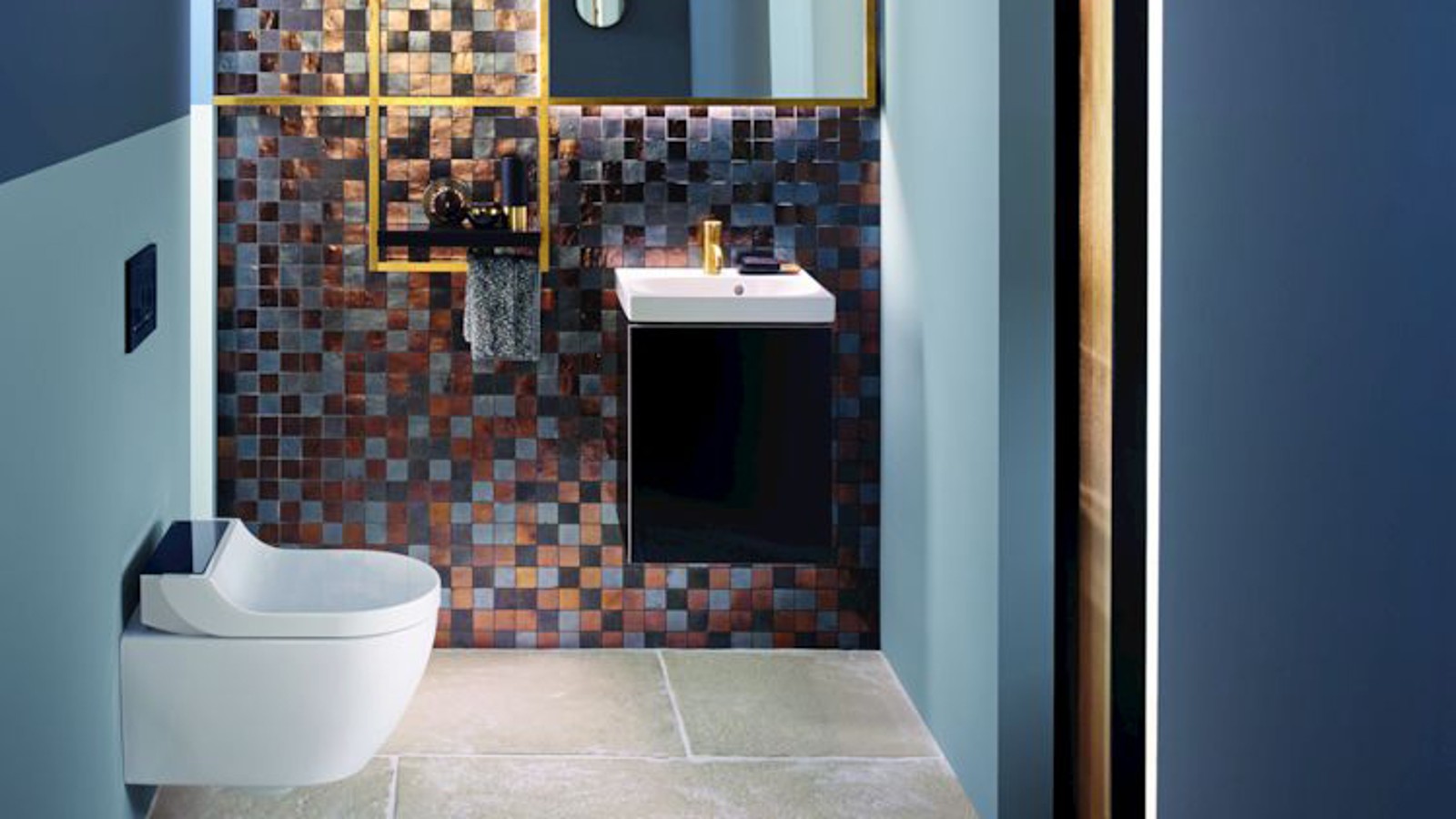 Tonurile de auriu şi cupru conferă căldură acestui vas WC pentru oaspeţi