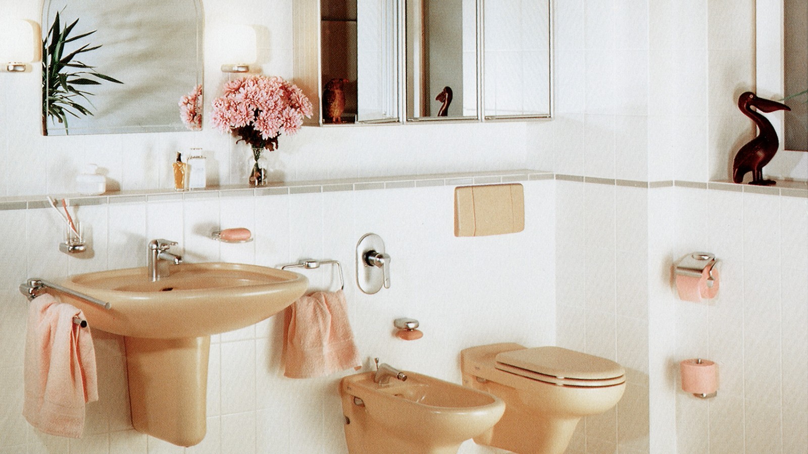 Vasele ceramice şi clapetele de acţionare – şi, de asemenea, vasele WC suspendate coloarate – erau la modă în anii '70. Vasele ceramice şi clapetele de acţionare – şi, de asemenea, vasele WC suspendate coloarate – erau la modă în anii '70.