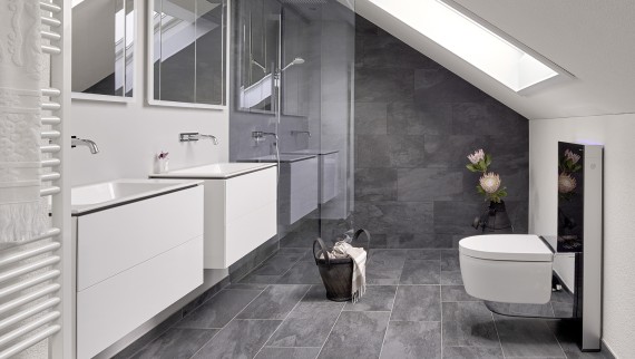 Baie cu acoperiş înclinat şi produse din seria de baie Geberit ONE şi Geberit AquaClean cu Monolith Baie cu acoperiş înclinat şi produse din seria de baie Geberit ONE şi Geberit AquaClean cu Monolith