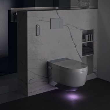 Geberit AquaClean Mera Comfort cromat cu lumină de orientare (© Geberit)