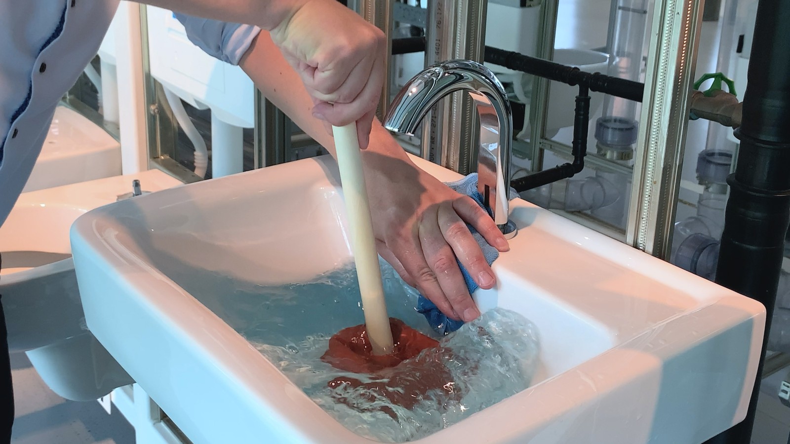 Acoperiţi orificiul de preaplin cu mâna şi cu o lavetă Acoperiţi orificiul de preaplin cu mâna şi cu o lavetă