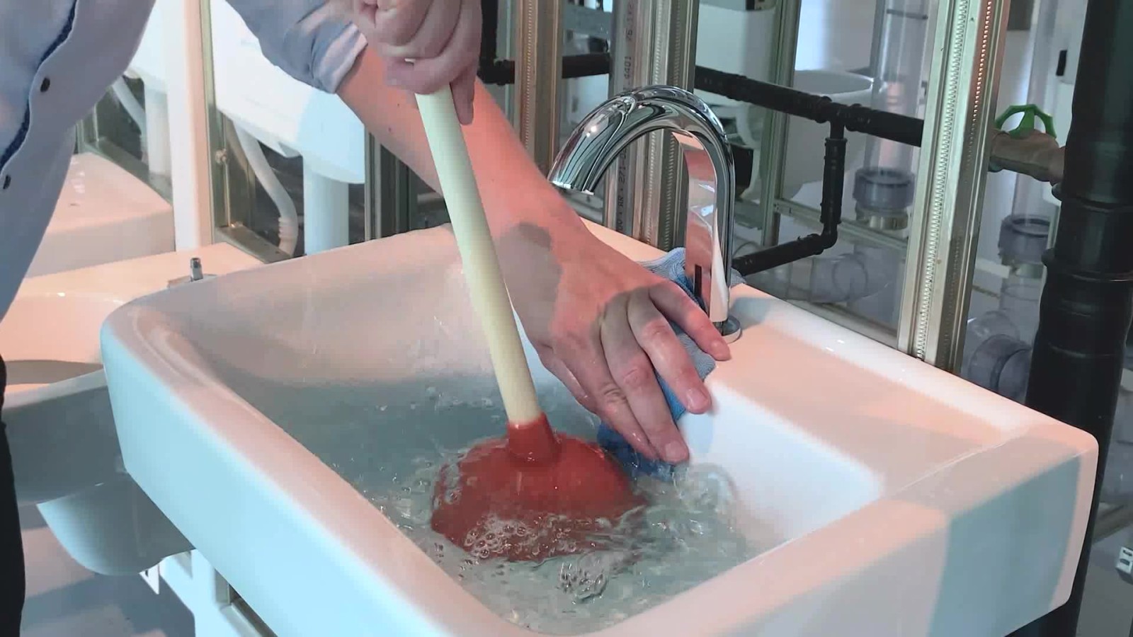 Deplasaţi ventuza din cauciuc în sus şi în jos Deplasaţi ventuza din cauciuc în sus şi în jos