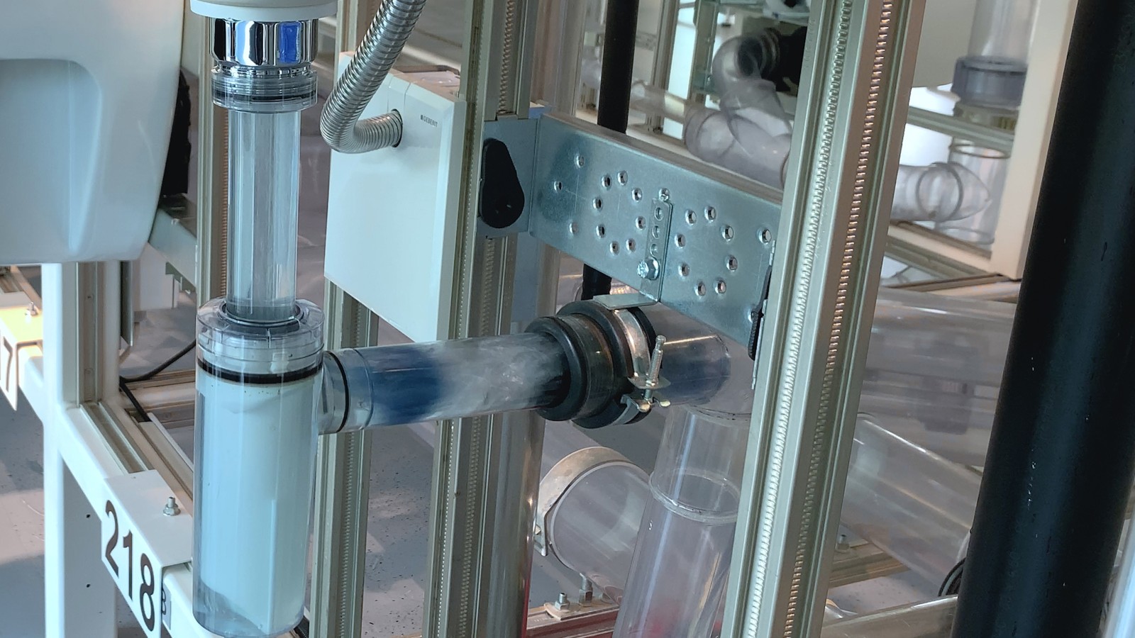 Blocajul se desprinde şi este eliminat prin spălare Blocajul se desprinde şi este eliminat prin spălare