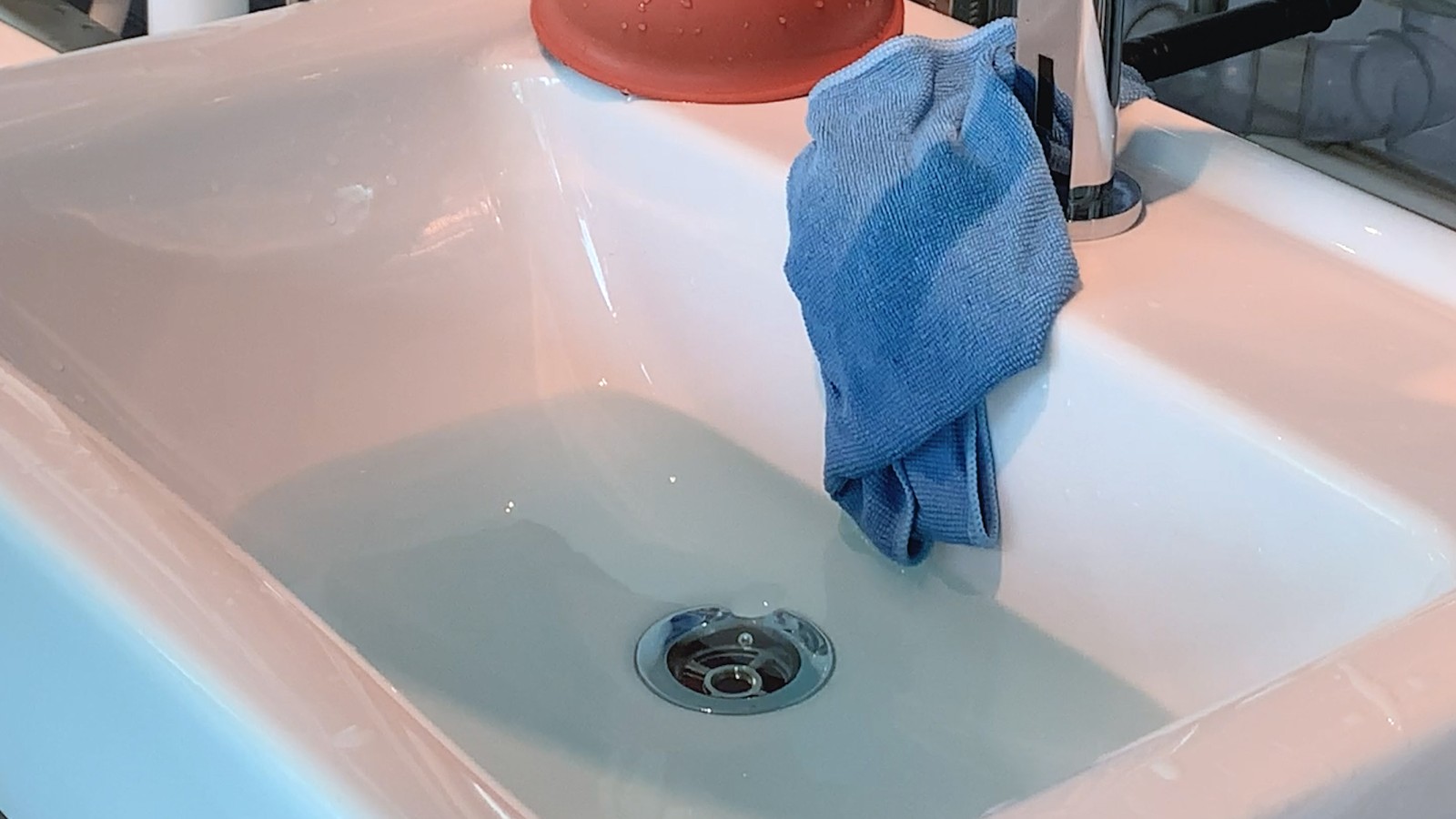 Apa din lavoar se scurge Apa din lavoar se scurge