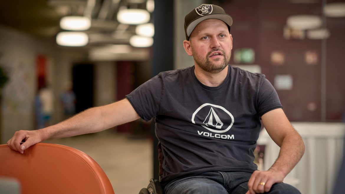 De vorbă cu Peter Roos la Centrul elvețian pentru paraplegici din Nottwil (© Ben Huggler) De vorbă cu Peter Roos la Centrul elvețian pentru paraplegici din Nottwil (© Ben Huggler)