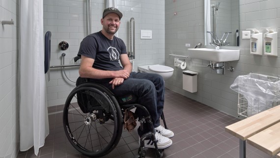 De vorbă cu Peter Roos la Centrul elvețian pentru paraplegici din Nottwil (© Ben Huggler) De vorbă cu Peter Roos la Centrul elvețian pentru paraplegici din Nottwil (© Ben Huggler)