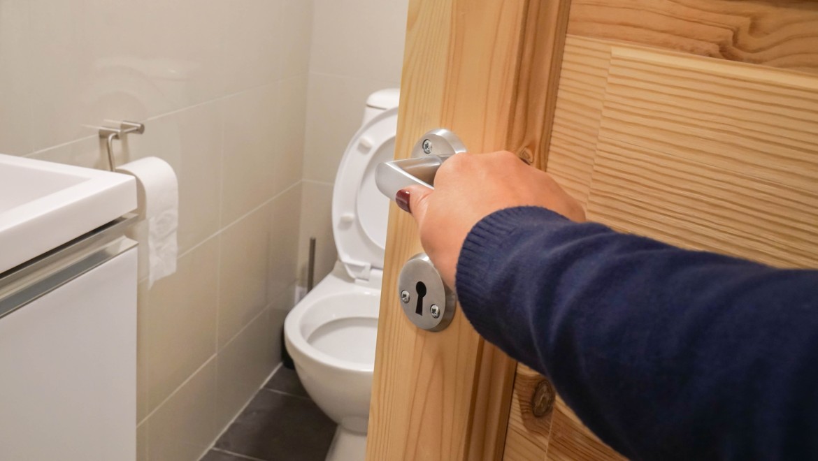 Uşă de baie care se deschide spre interior Uşă de baie care se deschide spre interior