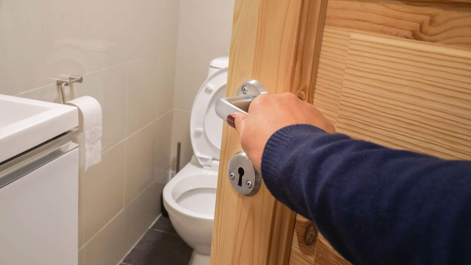 Uşă de baie care se deschide spre interior Uşă de baie care se deschide spre interior