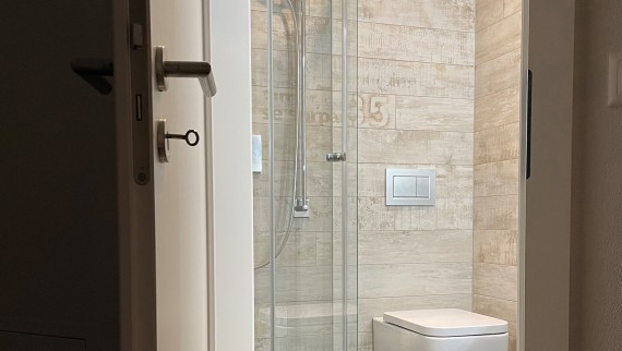 Uşă de baie care se deschide în exterior Uşă de baie care se deschide în exterior