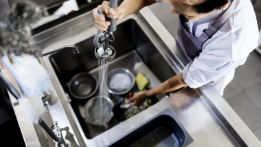 Sistemul de drenaj Geberit Silent-PP poate fi utilizat în bucătăriile comerciale pentru evacuarea apelor reziduale care conțin ulei și grăsimi prin intermediul unui filtru de grăsimi (© Shutterstock).