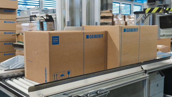 Ambalaj nou, mai mic (stânga) pentru toaletele de duș, în contrast cu vechea cutie de carton (dreapta) (© Julia Dunlop) Ambalaj nou, mai mic (stânga) pentru toaletele de duș, în contrast cu vechea cutie de carton (dreapta) (© Julia Dunlop)