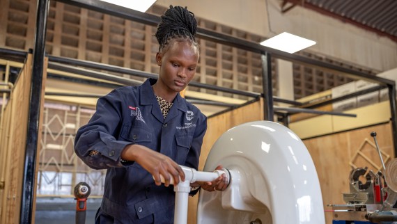 Un instalator care a absolvit programul de formare profesională al Fundației Hilti și Geberit din Kenya (©Patrick Meinhardt / GGImages / Fundația Hilti) Un instalator care a absolvit programul de formare profesională al Fundației Hilti și Geberit din Kenya (©Patrick Meinhardt / GGImages / Fundația Hilti)