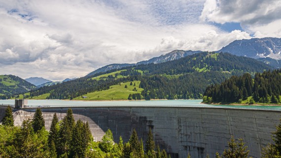 Baraj destinat producerii de energie electrică din surse hidroenergetice regenerabile (©wirestock/Freepik) Baraj destinat producerii de energie electrică din surse hidroenergetice regenerabile (©wirestock/Freepik)