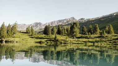 Cascadă impunătoare într-un peisaj verde (© Geberit)