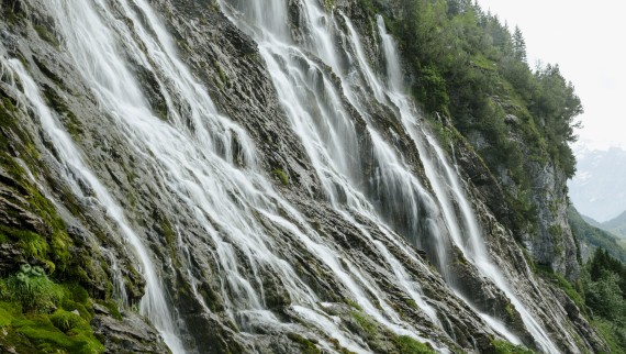 Cascada impresionantă într-un peisaj verde (© Geberit) Cascada impresionantă într-un peisaj verde (© Geberit)
