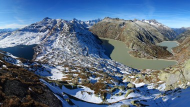 Vedere din vârful muntelui a unui peisaj de iarnă în regiunea Grimsel (© Kraftwerke Oberhasli AG)