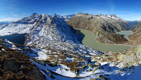 Vedere din vârful muntelui a unui peisaj de iarnă în regiunea Grimsel (© Kraftwerke Oberhasli AG) Vedere din vârful muntelui a unui peisaj de iarnă în regiunea Grimsel (© Kraftwerke Oberhasli AG)