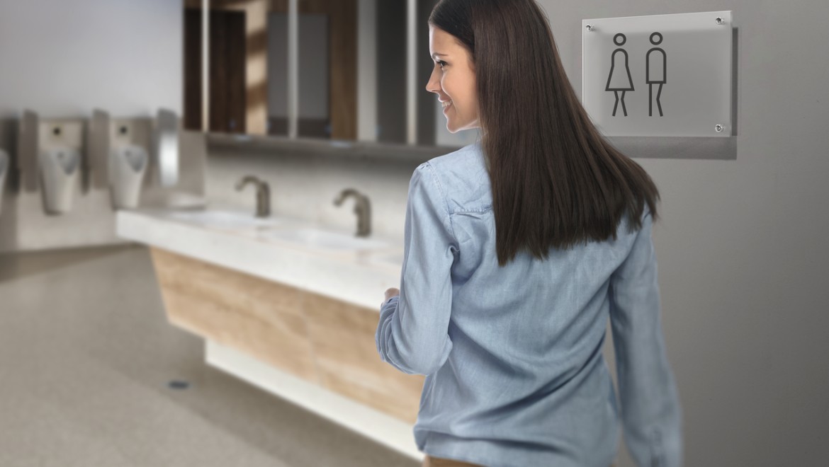Tânără brunetă într-o toaletă publică Tânără brunetă într-o toaletă publică