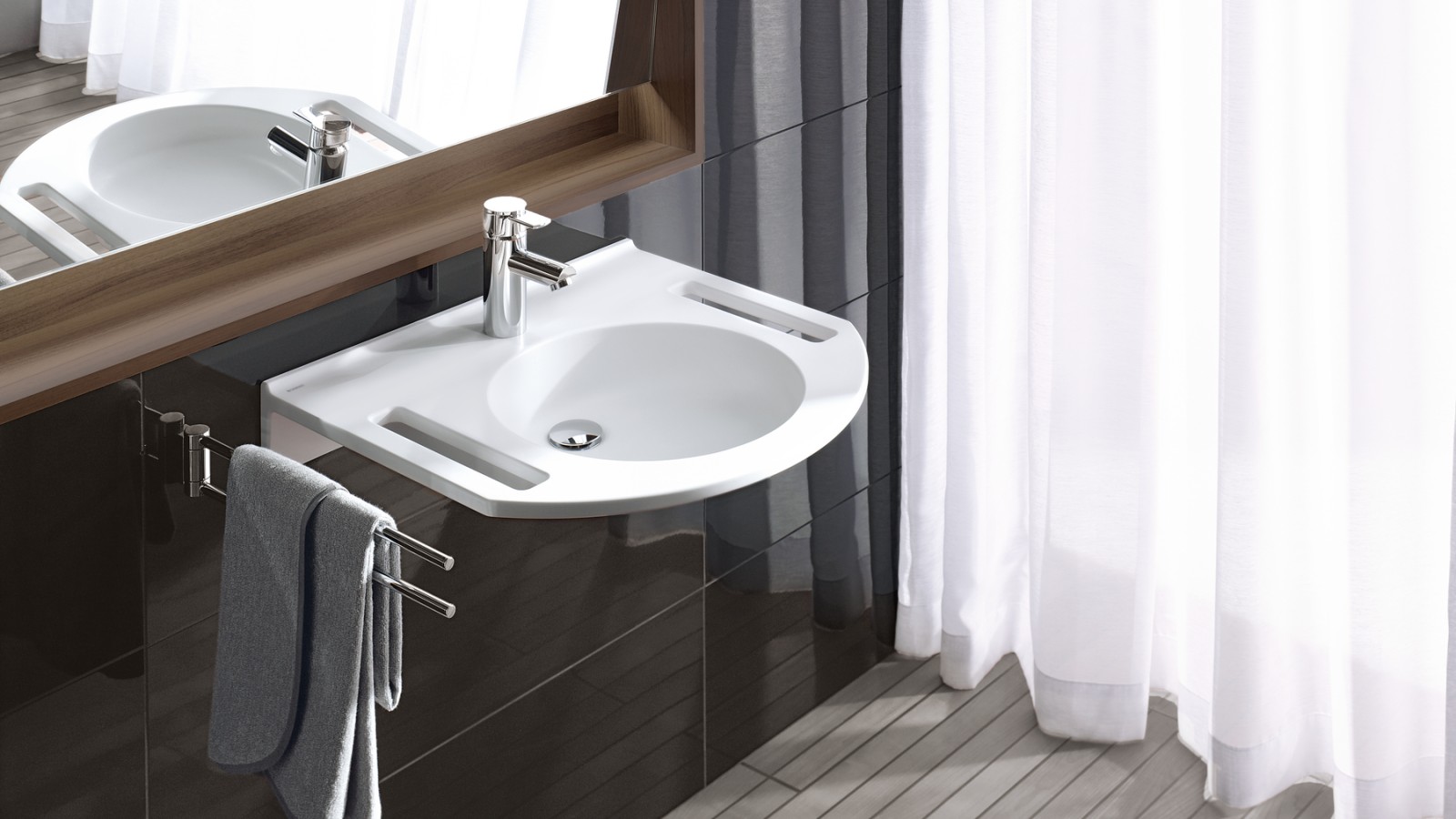 Geberit Publica washbasin with gripping aids