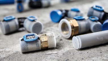 Fitingurile și țevile Geberit FlowFit sunt protejate împotriva murdăriei și contaminării cu capace de protecție