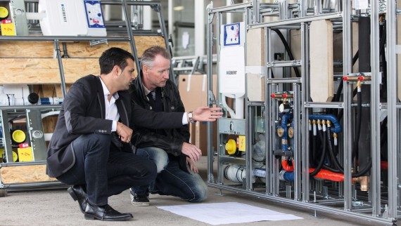 Reprezentantul de vânzări Geberit verifică dacă instalarea este corectă. Reprezentantul de vânzări Geberit verifică dacă instalarea este corectă.