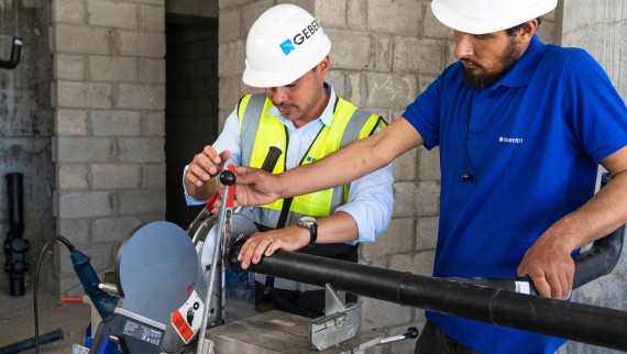 Consiliere și asistență la fața locului: echipa Geberit a sprijinit proiectul pe toată durata acestuia. Instalatorii au fost instruiți în mod cuprinzător în utilizarea produsului. Consiliere și asistență la fața locului: echipa Geberit a sprijinit proiectul pe toată durata acestuia. Instalatorii au fost instruiți în mod cuprinzător în utilizarea produsului.
