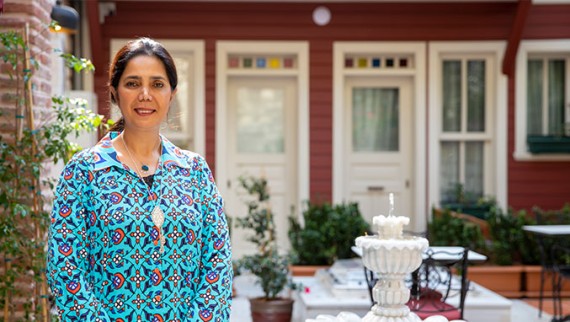 Expert în restaurare și proprietar de hotel: Deniz Alkan în curtea Hotelului Turkish House din Istanbul, special amenajat (© Haydar Erçin) Expert în restaurare și proprietar de hotel: Deniz Alkan în curtea Hotelului Turkish House din Istanbul, special amenajat (© Haydar Erçin)