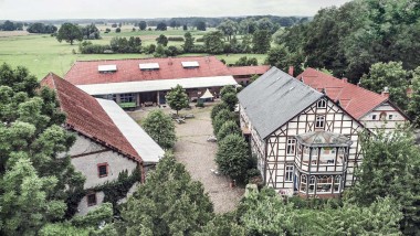 Pentru "A Thing of Possibility", constructorii au găsit o casă în nordul Germaniei. Terenul vast include mai multe clădiri, printre care și o casă cu pereți din lemn (© Geberit)