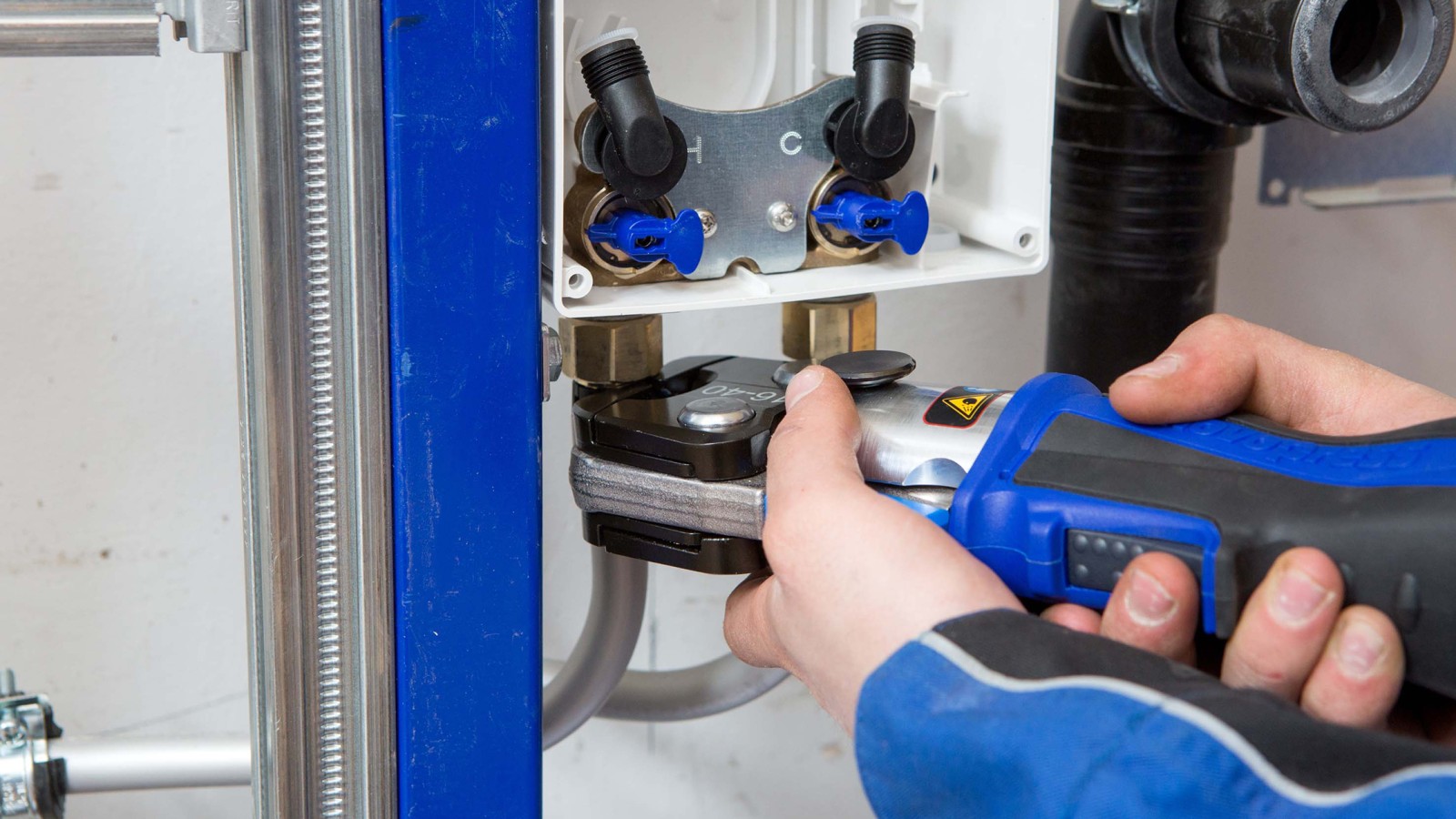 Geberit FlowFit este simplu și rapid de instalat (© Geberit) Geberit FlowFit este simplu și rapid de instalat (© Geberit)