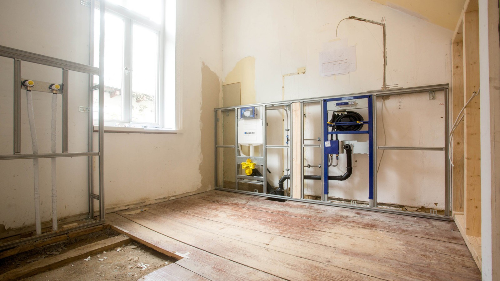 Constructorii au optat pentru produsele Geberit nu numai în fața peretelui, ci și în spatele acestuia (© Geberit) Constructorii au optat pentru produsele Geberit nu numai în fața peretelui, ci și în spatele acestuia (© Geberit)