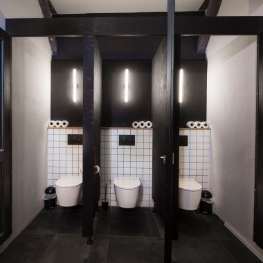 Spațiile sanitare cu produse Geberit pun accente moderne în casa tradițională cu pereți din lemn (© Geberit)