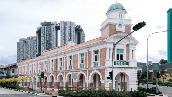 Restaurantul Born este situat în gara Jinrikisha, una dintre puținele clădiri istorice din Singapore. Este deținută de actorul Jackie Chan (© Owen Raggett)