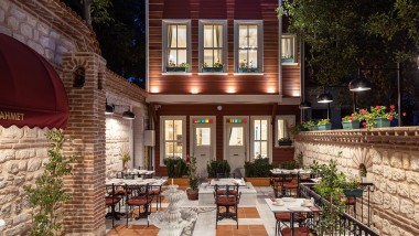 Curtea interioară a Hotelului Casa Turcească din Istanbul combină elemente structurale și decorative din diferite perioade (© Hotel Turkish House)