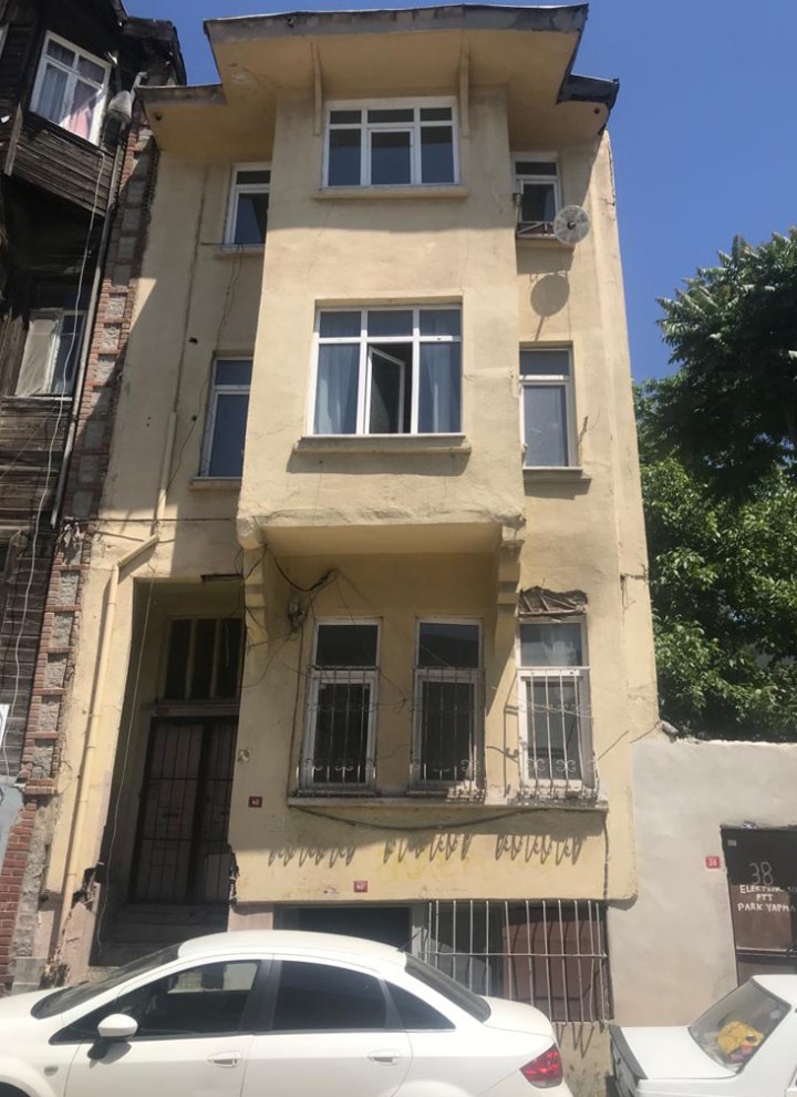 Înainte și după: clădirea așa cum era înainte de transformare (© Hotel Turkish House) Înainte și după: clădirea așa cum era înainte de transformare (© Hotel Turkish House)