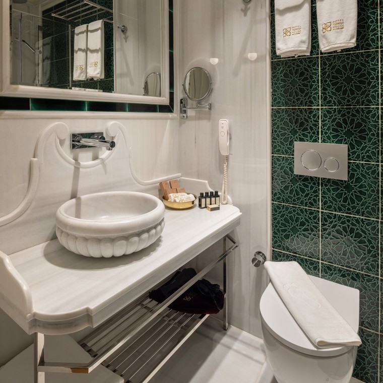 Geberit oferă confort modern în băile oaspeților. Deoarece utilizarea economică a apei este importantă pentru arhitect, peste tot au fost instalate sisteme de spălare cu două fluxuri de apă. (© Hotel Turkish House) Geberit oferă confort modern în băile oaspeților. Deoarece utilizarea economică a apei este importantă pentru arhitect, peste tot au fost instalate sisteme de spălare cu două fluxuri de apă. (© Hotel Turkish House)