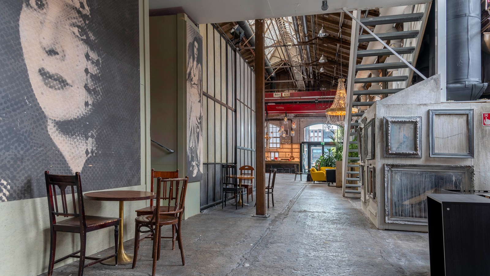 Aici, o fabrică a devenit o cameră de zi (© Kansallis Teatteri) Aici, o fabrică a devenit o cameră de zi (© Kansallis Teatteri)