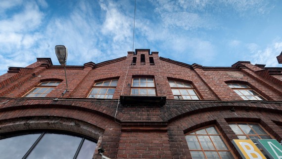 Fabrica feroviară clasată drept clădire istorică este considerată una dintre cele mai renumite clădiri industriale din Finlanda (© Kansallis Teatteri) Fabrica feroviară clasată drept clădire istorică este considerată una dintre cele mai renumite clădiri industriale din Finlanda (© Kansallis Teatteri)
