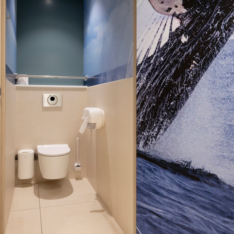 WC-ul suspendat pe perete Geberit ONE cu tehnologie TurboFlush și acționare automată fără atingere