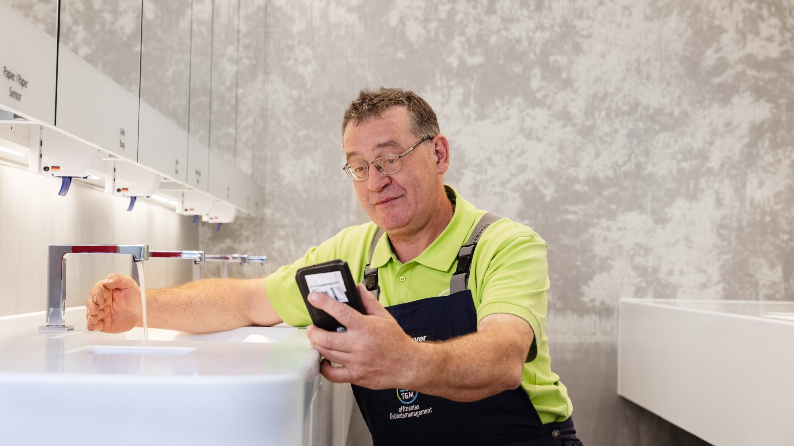 Comanda directă a bateriei de lavoar prin Bluetooth Comanda directă a bateriei de lavoar prin Bluetooth