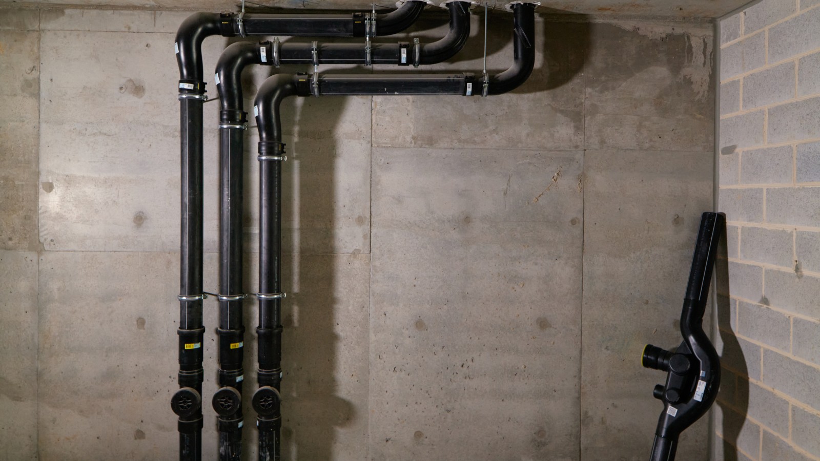 Canalizarea clădirii cu SuperTube a condus la un câștig considerabil în spațiul de locuit (© Michael Curwood & Adam Powell) Canalizarea clădirii cu SuperTube a condus la un câștig considerabil în spațiul de locuit (© Michael Curwood & Adam Powell)