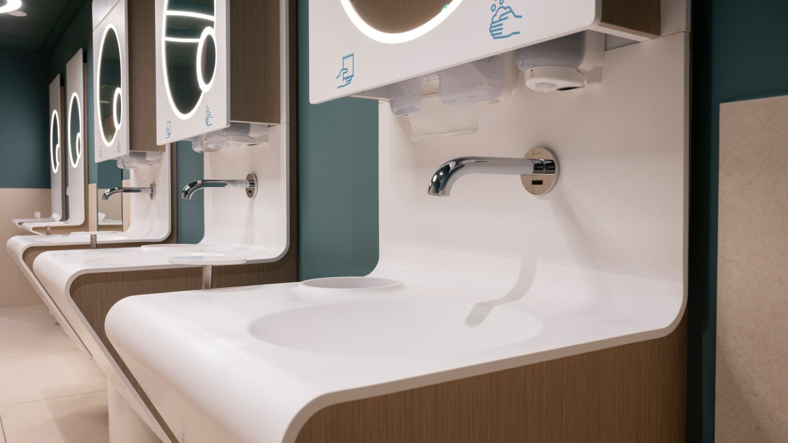 Bateriile de lavoar Geberit Piave sunt instalate pe lavoare (© Meike Goebel) Bateriile de lavoar Geberit Piave sunt instalate pe lavoare (© Meike Goebel)